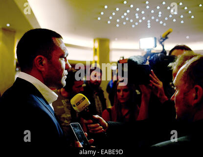 Hambourg, Allemagne. 10 Nov, 2014. M68 Pulew boxer donne une interview sur son combat de championnat contre Vladimir Klitschko à Hambourg, Allemagne, 10 novembre 2014. Le 15 novembre 2014, Klitschko, le champion IBF et IBO champion poids lourd du monde, ainsi que WBA et WBO superchampion, défendra son titre IBF contre M68 Pulew challenger obligatoire à partir de la Bulgarie à l'O2 World à Hambourg. PHOTO : DANIEL BOCKWOLDT/dpa/Alamy Live News Banque D'Images