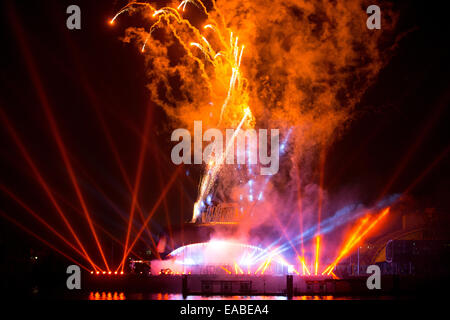 Hambourg, Allemagne. 10 Nov, 2014. D'artifice au-dessus de l'éclat nouveau Stage Theatre à l'Elbe à Hambourg, Allemagne, 10 novembre 2014. Le théâtre, qui accueillera la première mondiale de la comédie musicale 'Das Wunder von Bern' en novembre 2014, a officiellement ouvert ses portes. PHOTO : AXEL HEIMKEN/dpa/Alamy Live News Banque D'Images