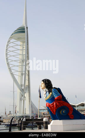 La tour Spinnaker et de vieux navires de proue à GUNWHARF QUAYS Shopping Mall dans le port de Portsmouth. Le Hampshire. L'Angleterre Banque D'Images