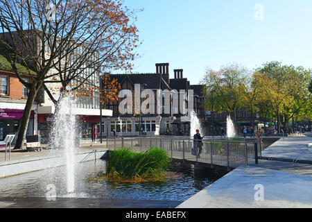 L'étang sur la High Street, Watford, Hertfordshire, Angleterre, Royaume-Uni Banque D'Images