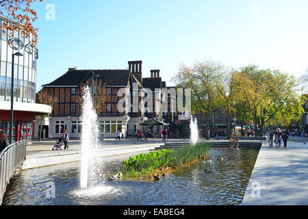 L'étang sur la High Street, Watford, Hertfordshire, Angleterre, Royaume-Uni Banque D'Images