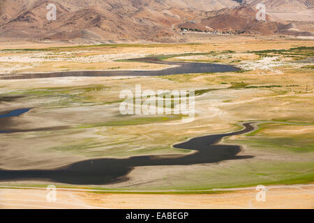 Lake Isabella près de Bakersfield, à l'Est de la vallée centrale de la Californie est à moins de 13 % de capacité après les quatre ans de sécheresse dévastatrice. Le réservoir est tombé si bas, que le niveau d'eau est en dessous du tuyau de sortie. Banque D'Images