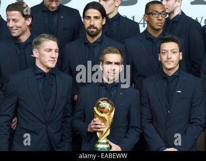 Les joueurs de l'équipe nationale de football allemande arrivent pour la première mondiale du film 'Die Mannschaft' (lit. 'L'équipe') au Cinestar cinéma au Sony Center, Potsdamer Platz, Berlin, Allemagne, 10 novembre 2014. Bastian Schweinsteiger (L) et ancien capitaine Philipp Lahm (2e à partir de L) tenir le trophée dans la première rangée, Mesut Oezil et Mario Goetze se tenir à leur droit. Deuxième rangée (L-R) : Roman Weidenfeller, Sami Khedira, Jerome Boateng et Shkodran Mustafi. Deuxième rangée (L-R) : Manuel Neuer, Miroslav Klose, p. Mertesacker, Matthias Ginter, Christoph Kramer et Benedikt Hoewedes. Le film est Banque D'Images