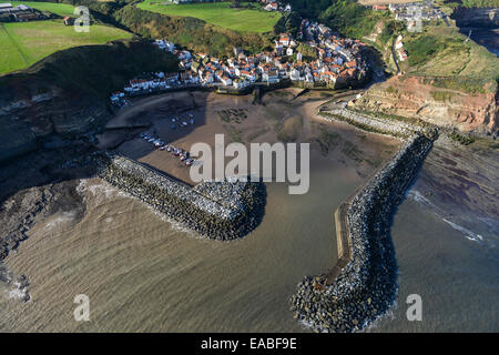 Une vue aérienne du Nord Yorkshire village côtier de Staithes Banque D'Images