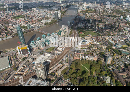 Une vue aérienne de Nine Elms à Londres à plus de Vauxhall Bridge vers les chambres du Parlement Banque D'Images