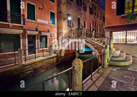 Image de l'un des nombreux canaux avec arch bridge à Venise la nuit. Banque D'Images