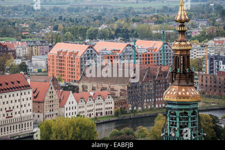 Le principal hôtel de ville spire vu de tour de basilique de l'Assomption de la Bienheureuse Vierge Marie (St. Mary's Church) à Gdansk, Pologne Banque D'Images