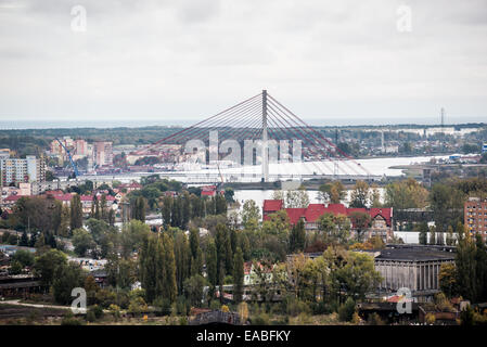 Troisième Millénaire Jean Paul II Pont sur la Vistule morte - vue de la tour de la basilique de l'Assomption de la Bienheureuse Vierge Marie Gdansk Banque D'Images