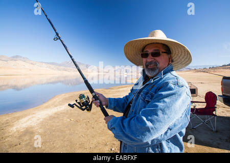 Un pêcheur de poissons dans ce qui reste du lac Isabella près de Bakersfield, à l'Est de la vallée centrale de la Californie qui est à moins de Banque D'Images