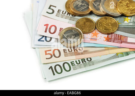 Pièces et billets en euro sur fond blanc Banque D'Images