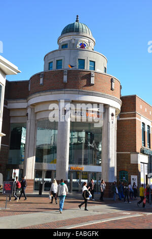 Entrée de Intu Watford Shopping Centre, High Street, Watford, Hertfordshire, Angleterre, Royaume-Uni Banque D'Images