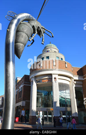 L'extérieur de la sculpture Wasp Intu Watford Shopping Centre, High Street, Watford, Hertfordshire, Angleterre, Royaume-Uni Banque D'Images