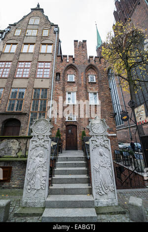 Gotyk guest house situé dans le plus ancien immeuble de 1451 a.d. sur la célèbre rue Mariacka dans la vieille ville de Gdansk, Pologne Banque D'Images