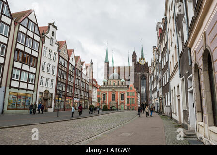 Basilique de l'Assomption de la Très Sainte Vierge Marie (St. Mary's Church) et Chapelle du roi vu de Grobla I Street à Gdansk Banque D'Images