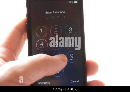 Man holding smart phone et déverrouillage avec code de sécurité Banque D'Images