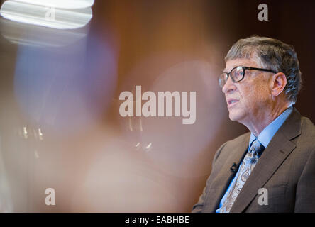 Berlin, Allemagne. 11Th Nov, 2014. Bill Gates, président de la plus importante fondation privée, la Fondation Bill & Melinda Gates Foundation, est assis au cours d'un entretien à Berlin, Allemagne, 11 novembre 2014. Gates a discuté de la Gates Foundation travailler avec d'Ebola et de maladies infectieuses. Photo : Lukas SCHULZE/dpa/Alamy Live News Banque D'Images