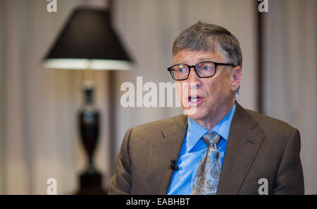 Berlin, Allemagne. 11Th Nov, 2014. Bill Gates, président de la plus importante fondation privée, la Fondation Bill & Melinda Gates Foundation, est assis au cours d'un entretien à Berlin, Allemagne, 11 novembre 2014. Gates a discuté de la Gates Foundation travailler avec d'Ebola et de maladies infectieuses. Photo : Lukas SCHULZE/dpa/Alamy Live News Banque D'Images