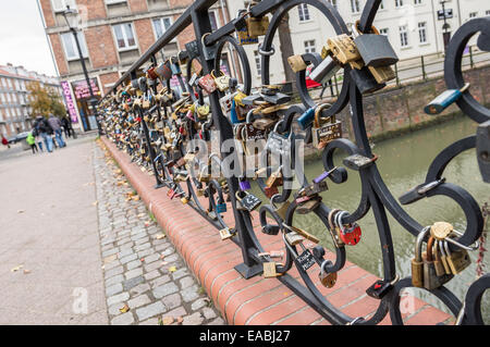 Cadenas sur le pont des amoureux Chlebowy (Pain Pont) à partir de la XIV c. Canal Radunia relie Kowalska et Korzenna St., Gdansk, Pologne Banque D'Images