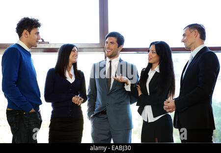 Groupe de gens d'affaires parler dans le bureau Banque D'Images