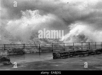 De grosses vagues se briser contre la promenade inférieur en raison d'une tempête sur la côte en Whitley Bay, au Nord Est de l'Angleterre. Banque D'Images