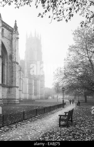 La cathédrale de York dans la brume du matin - Noir & Blanc Banque D'Images