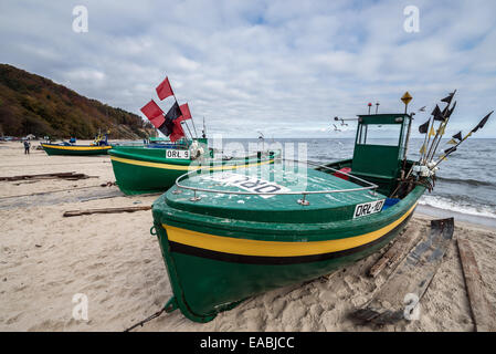 Bateaux de pêche sur la plage de la mer Baltique dans le quartier Orlowo de Gdynia, Pologne ville Banque D'Images