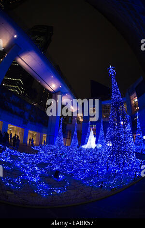 Ginza, Tokyo, Japon. 11Th Nov, 2014. Mardi 11 novembre 2014, le centre de Shiodome, Ginza, Tokyo lumières de Noël à l'essai au centre de Shiodome prêt pour les prochaines activités festives. Crédit : STEPHEN FLEMING/Alamy Live News Banque D'Images