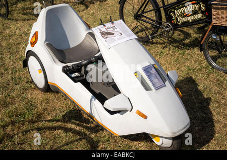 Un des survivants de Sinclair C5 à un tricycle électrique batterie English Show 2014 Banque D'Images