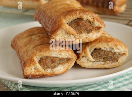 Des petits rouleaux de saucisses de porc Banque D'Images