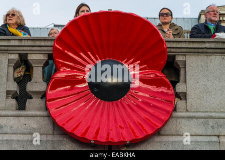 Trafalgar Square en silence pour honorer les morts le Jour de l'Armistice Banque D'Images