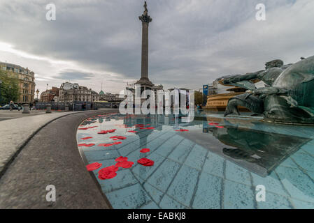 Trafalgar Square en silence pour honorer les morts le Jour de l'Armistice Banque D'Images