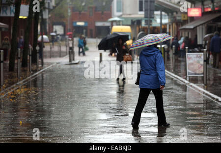 Swansea, Royaume-Uni. 11 novembre, 2014. Météo britannique. Ces consommateurs parapluies dans Oxford Street, Swansea, Pays de Galles du sud. Re : pluie sévère ont été touchant et alerte d'inondations ont été prévues pour certaines régions du sud et l'ouest du pays de Galles. Credit : D Legakis/Alamy Live News Banque D'Images