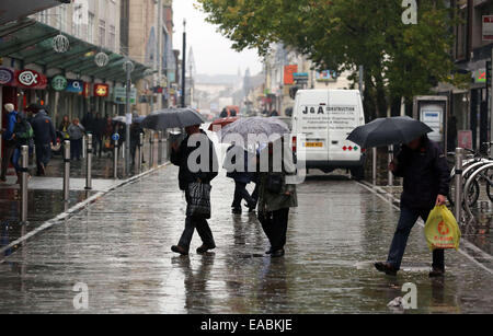 Swansea, Royaume-Uni. 11 novembre, 2014. Météo britannique. Ces consommateurs parapluies dans Oxford Street, Swansea, Pays de Galles du sud. Re : pluie sévère ont été touchant et alerte d'inondations ont été prévues pour certaines régions du sud et l'ouest du pays de Galles. Credit : D Legakis/Alamy Live News Banque D'Images