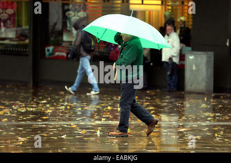 Swansea, Royaume-Uni. 11 novembre, 2014. Météo britannique. Ces consommateurs parapluies dans Oxford Street, Swansea, Pays de Galles du sud. Re : pluie sévère ont été touchant et alerte d'inondations ont été prévues pour certaines régions du sud et l'ouest du pays de Galles. Credit : D Legakis/Alamy Live News Banque D'Images