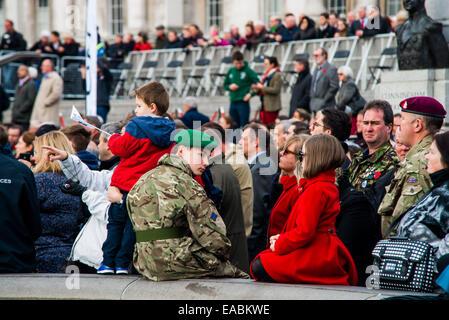 Trafalgar Square en silence pour honorer les morts. Banque D'Images