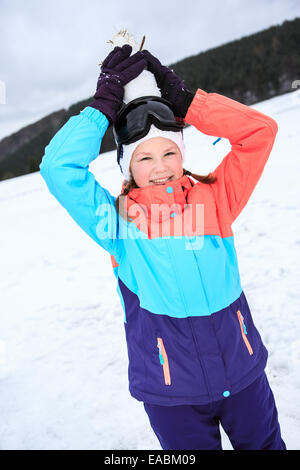 Une adolescente snowboard dans les Alpes. Banque D'Images