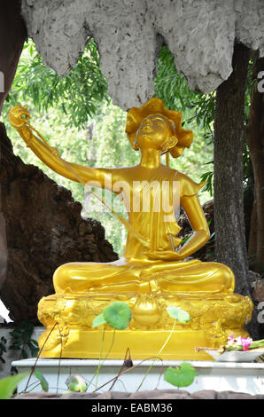 Upagutta Upakhut Shin ou Bouddha statue en Wat Phra Thaen Rang Dong Worawihan est un célèbre temple en Thaïlande Kanchanaburi Banque D'Images
