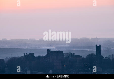 Château de Lancaster, Lancashire, Royaume-Uni. Le soir sur la ville de l'Ashton Memorial dans Williamson Park Banque D'Images