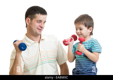 Père et fils pour enfants faire de l'exercice avec l'ensemble d'haltères courtes Banque D'Images