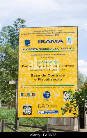 L'État de Para au Brésil. Ministère de l'environnement, l'Ibama signe pour la gestion durable des forêts pour la forêt nationale de la rivière Tapajos, appuyé par le DFID, Banque mondiale, PPG7 KfW, GTZ. Banque D'Images