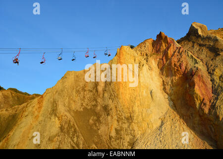 Le télésiège de falaises de sable coloré, Alum Bay, île de Wight, Angleterre, Royaume-Uni Banque D'Images