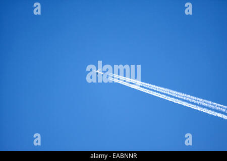 Jet et sa trace contre le ciel bleu Banque D'Images