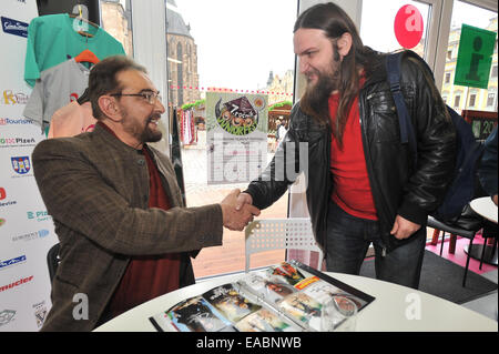 Pilsen, République tchèque. 11Th Nov, 2014. Acteur indien Kabir Bedi (à gauche), célèbre pour son rôle de Sandokan, est perçue lors d'une conférence de presse à Pilsen, dans le cadre du septième festival international du film d'Juniorfest annuel, la République tchèque, le 11 novembre 2014. Photo : CTK/Alamy Live News Banque D'Images