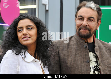 Pilsen, République tchèque. 11Th Nov, 2014. Acteur indien Kabir Bedi, célèbre pour son rôle de Sandokan, est vu avec son partenaire Parveen Dusanj lors d'une conférence de presse à Pilsen, dans le cadre du septième festival international du film d'Juniorfest annuel, la République tchèque, le 11 novembre 2014. Photo : CTK/Alamy Live News Banque D'Images