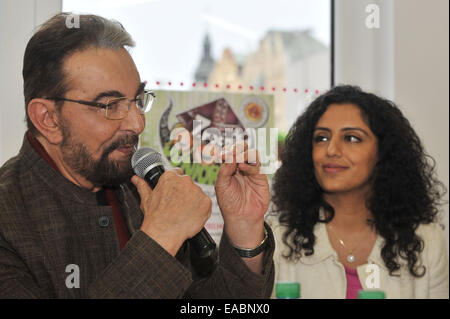 Pilsen, République tchèque. 11Th Nov, 2014. Acteur indien Kabir Bedi, célèbre pour son rôle de Sandokan, est vu avec son partenaire Parveen Dusanj lors d'une conférence de presse à Pilsen, dans le cadre du septième festival international du film d'Juniorfest annuel, la République tchèque, le 11 novembre 2014. Photo : CTK/Alamy Live News Banque D'Images