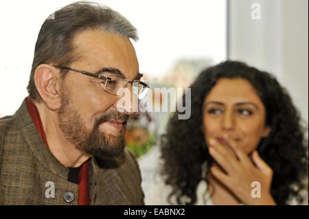 Pilsen, République tchèque. 11Th Nov, 2014. Acteur indien Kabir Bedi, célèbre pour son rôle de Sandokan, est vu avec son partenaire Parveen Dusanj lors d'une conférence de presse à Pilsen, dans le cadre du septième festival international du film d'Juniorfest annuel, la République tchèque, le 11 novembre 2014. Photo : CTK/Alamy Live News Banque D'Images