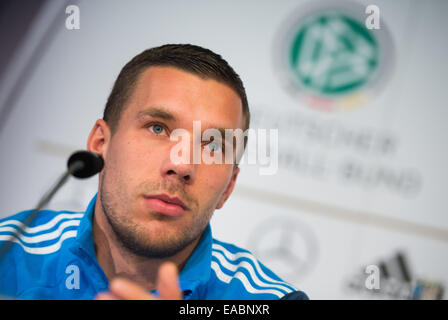 Berlin, Allemagne. 11Th Nov, 2014. L'Allemagne Lukas Podolski parle au cours d'une conférence de presse au sujet de l'euro à Berlin, Allemagne, 11 novembre 2014. Dpa : Crédit photo alliance/Alamy Live News Banque D'Images