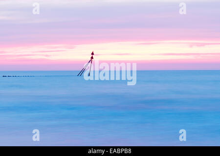 Une plage photographié au cours d'un beau coucher du soleil (longue exposition), mer du Nord, de l'Allemagne. Banque D'Images