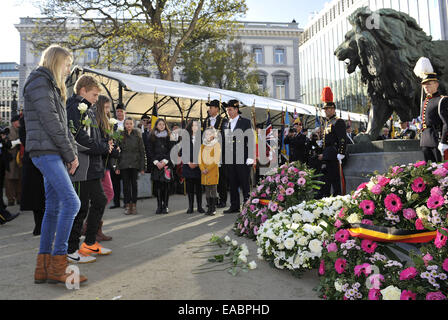 Bruxelles, Belgique. 11Th Nov, 2014. Les enfants assistent à la cérémonie du Jour du Souvenir, la commémoration de la Première Guerre mondiale, sur la Tombe du Soldat inconnu à Bruxelles, Belgique, le 11 novembre, 2014. Également commémoré ont été victimes de la Seconde Guerre mondiale et des guerres et des conflits après 1945. Credit : Ye Pingfan/Xinhua/Alamy Live News Banque D'Images