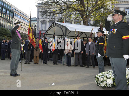 Bruxelles, Belgique. 11Th Nov, 2014. Le roi Philippe de Belgique assiste à la cérémonie du Jour du Souvenir, la commémoration de la Première Guerre mondiale, sur la Tombe du Soldat inconnu à Bruxelles, Belgique, le 11 novembre, 2014. Également commémoré ont été victimes de la Seconde Guerre mondiale et des guerres et des conflits après 1945. Credit : Ye Pingfan/Xinhua/Alamy Live News Banque D'Images